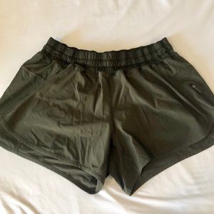 WOMENS LULULEMON TRACKER IV SHORTS- SIZE 8